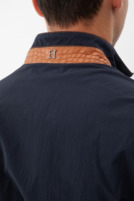 Товар синего цвета с внутренней стороны