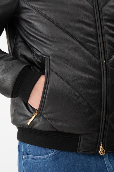 Товар черного цвета с внутренней стороны