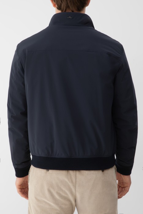 куртка  по цене 108000 руб вид справа