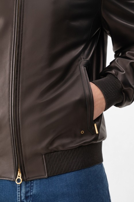 Товар коричневого цвета с внутренней стороны