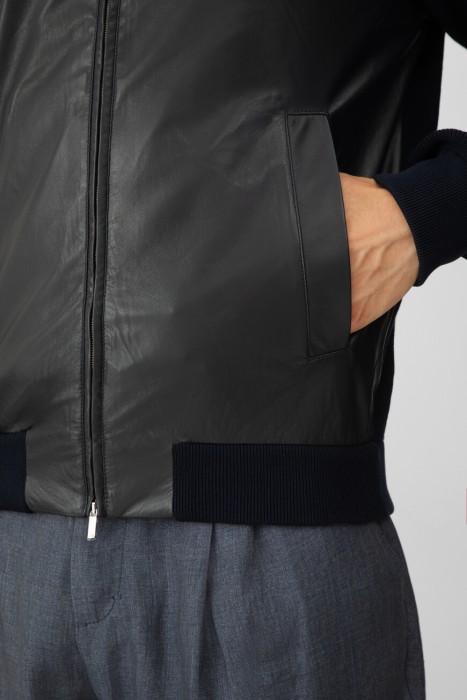 Товар синего цвета с внутренней стороны