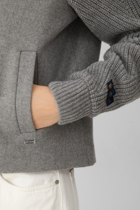 Товар серого цвета с внутренней стороны