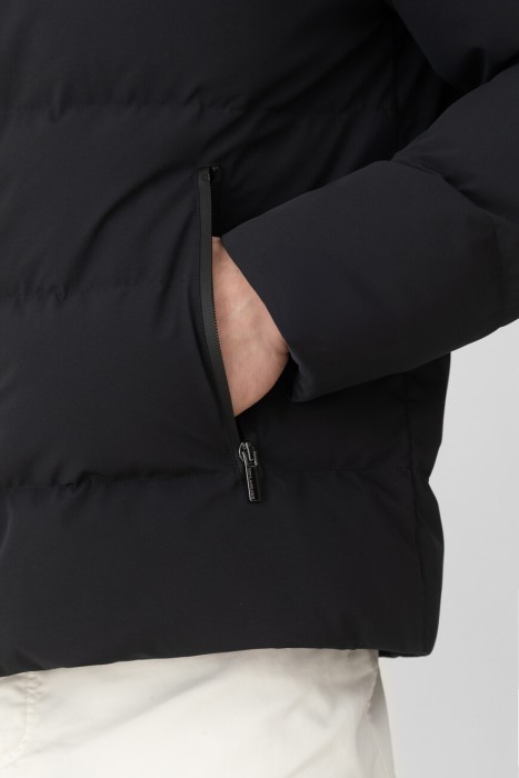 Товар черного цвета с внутренней стороны