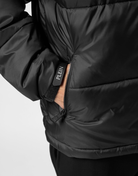 Товар черного цвета с внутренней стороны