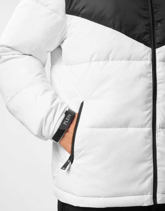 Товар черного цвета с внутренней стороны