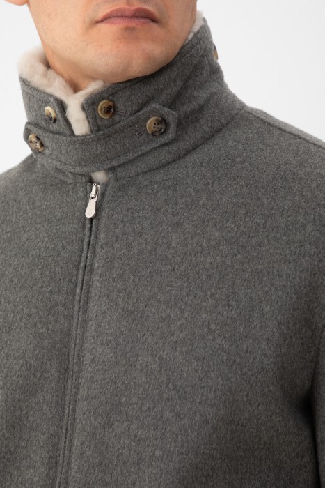 Товар серого цвета с внутренней стороны