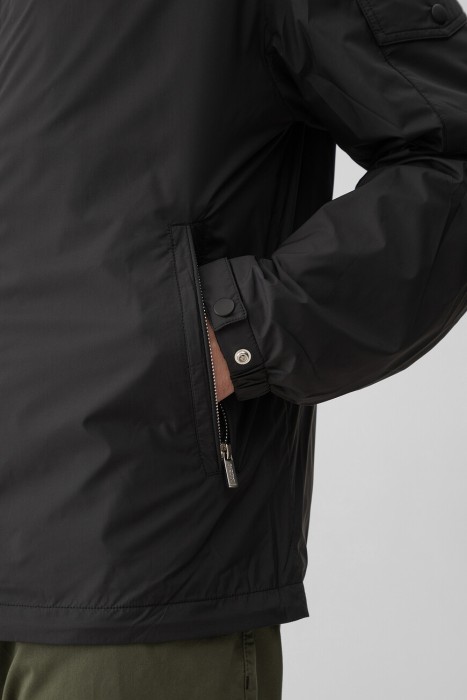 Товар черного цвета с внутренней стороны