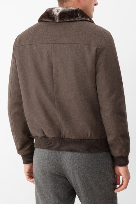 куртка  по цене 196000 руб вид справа