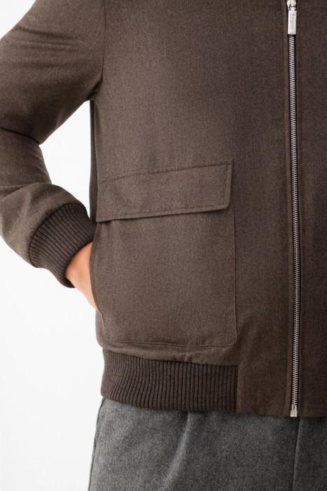 Товар коричневого цвета с внутренней стороны