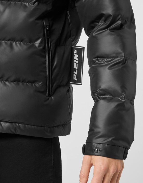 Товар черного цвета с внутренней стороны