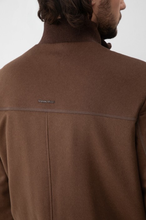 Товар коричневого цвета с внутренней стороны