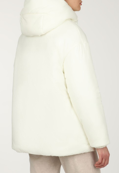 Товар белого цвета с внутренней стороны