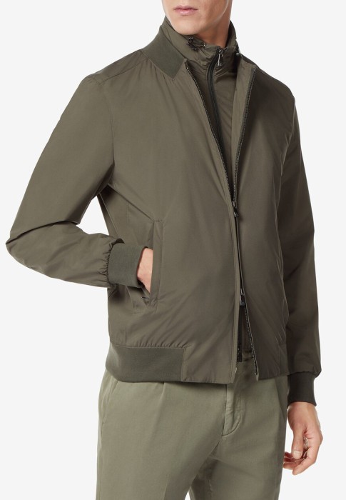 Товар зеленого цвета с внутренней стороны