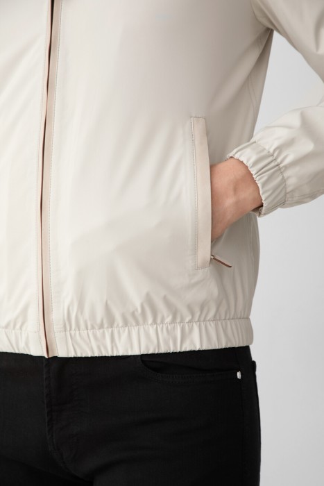 Товар бежевого цвета с внутренней стороны