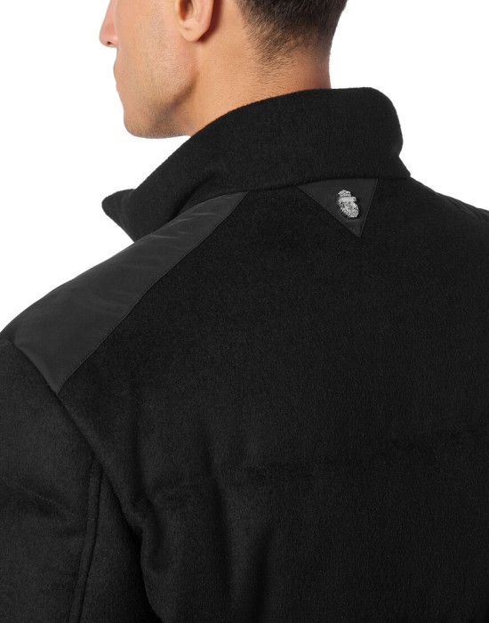 Товар черного цвета с внутренней стороны