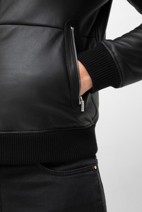 Товар черного цвета с внутренней стороны