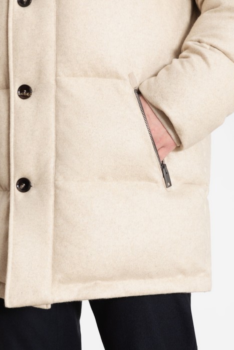 Товар бежевого цвета с внутренней стороны