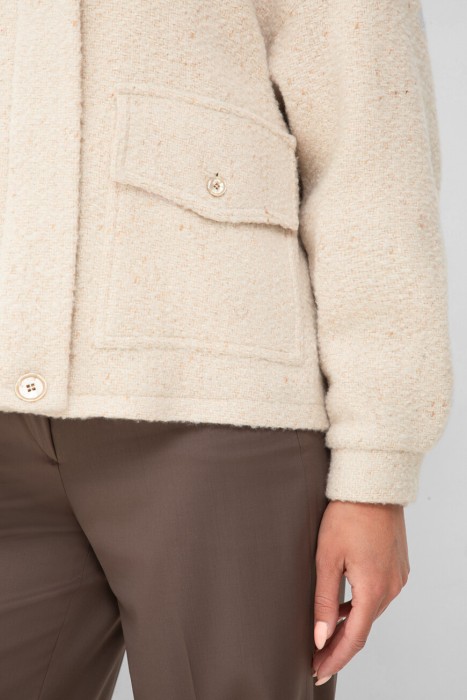 Товар бежевого цвета с внутренней стороны