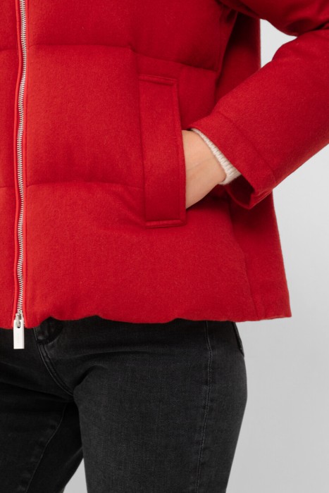 Товар красного цвета с внутренней стороны