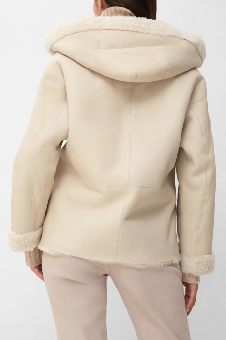 куртка  по цене 328250 руб вид справа