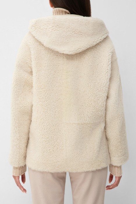 Товар кремового цвета с внутренней стороны