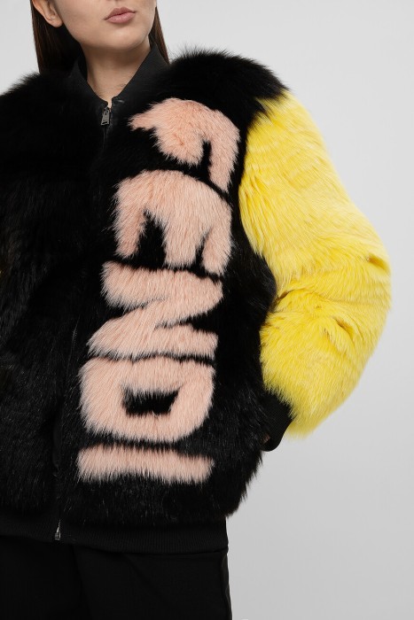 Товар черного цвета с внутренней стороны