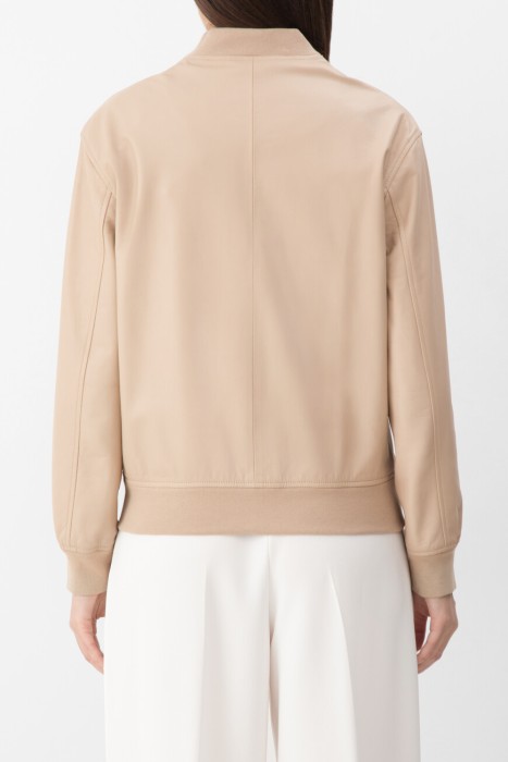 куртка  по цене 237000 руб вид справа