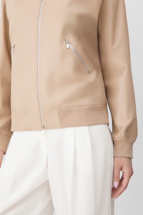 Товар кремового цвета с внутренней стороны