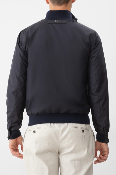 куртка  по цене 228000 руб вид справа