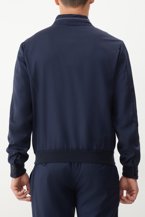 куртка  по цене 225600 руб вид справа