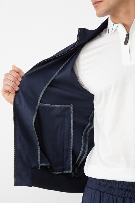 Товар синего цвета с внутренней стороны