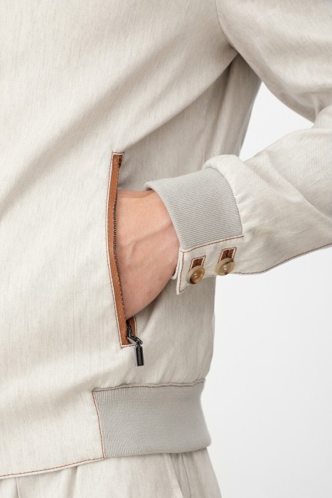 Товар бежевого цвета с внутренней стороны