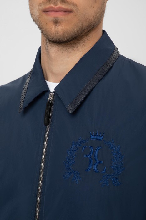 Товар синего цвета с внутренней стороны