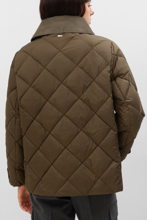 куртка  по цене 104000 руб вид справа