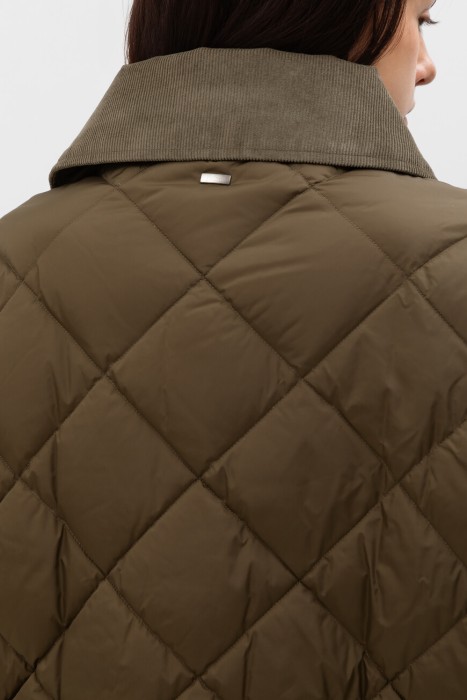 Товар хаки цвета с внутренней стороны