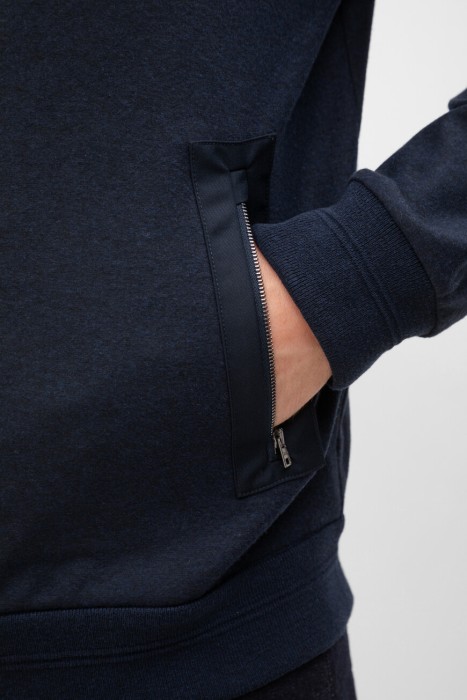 Товар синего цвета с внутренней стороны