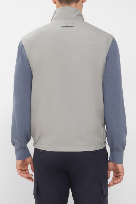 куртка  по цене 71500 руб вид справа