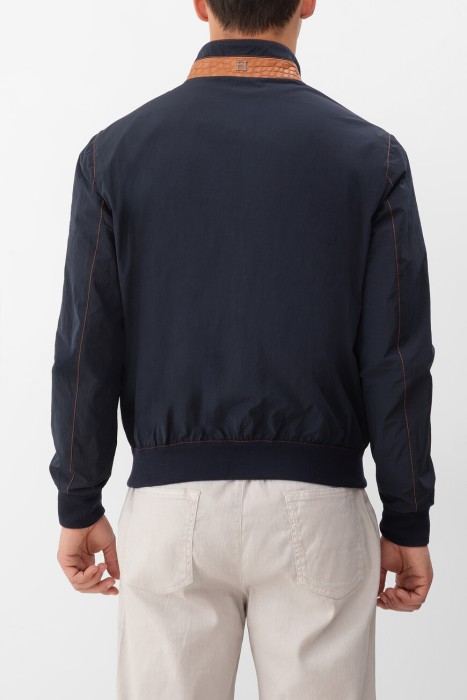 куртка  по цене 168000 руб вид справа