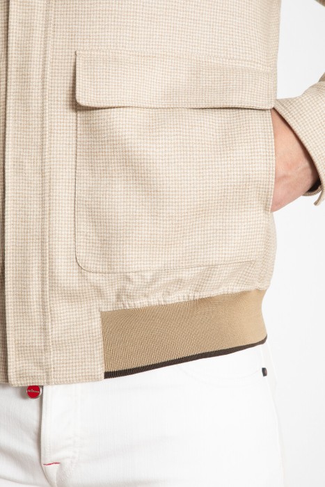 Товар бежевого цвета с внутренней стороны