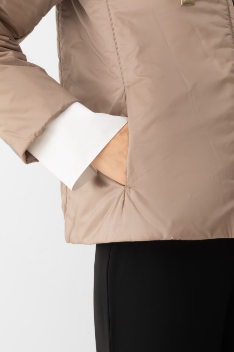 Товар бежевого цвета с внутренней стороны