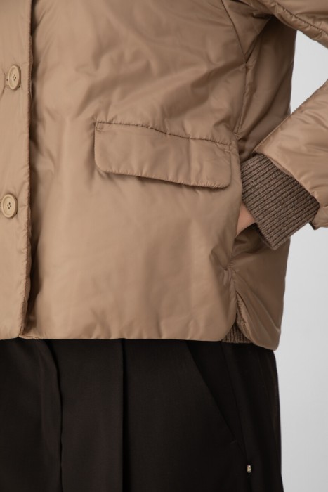 Товар коричневого цвета с внутренней стороны