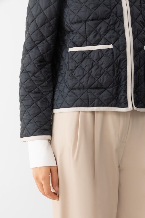 Товар синего цвета с внутренней стороны