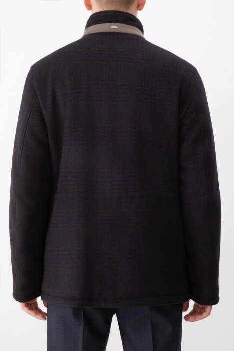 куртка  по цене 100000 руб вид справа