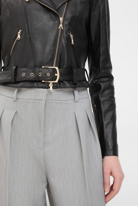 Товар черного цвета с внутренней стороны