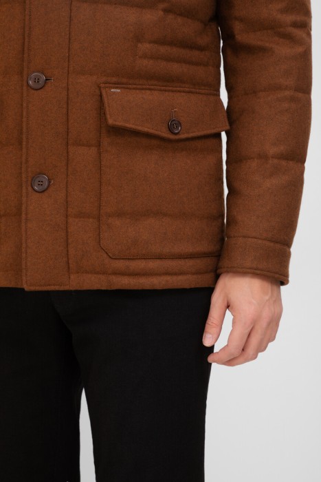 Товар коричневого цвета с внутренней стороны