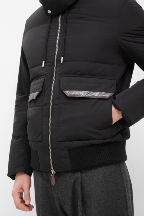 Товар черного цвета с внутренней стороны