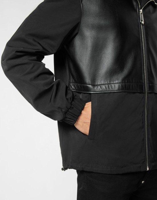 Товар черного цвета с внутренней стороны