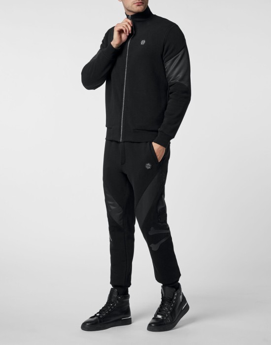 Товар черного цвета с внутренней стороны