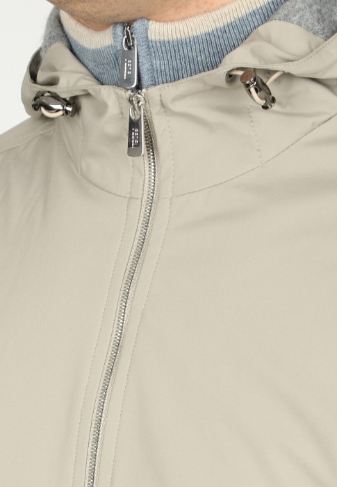 Товар бежевого цвета с внутренней стороны