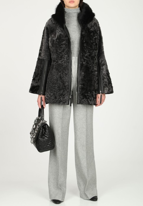 Товар черного цвета с внутренней стороны